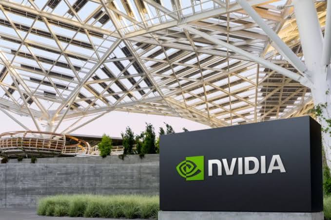 Logo Nvidia pada papan tanda hitam di luar ibu pejabat syarikat, di bawah kanopi kekisi keluli putih